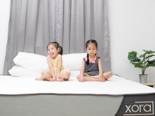 Kids Sitting On Bed Xora